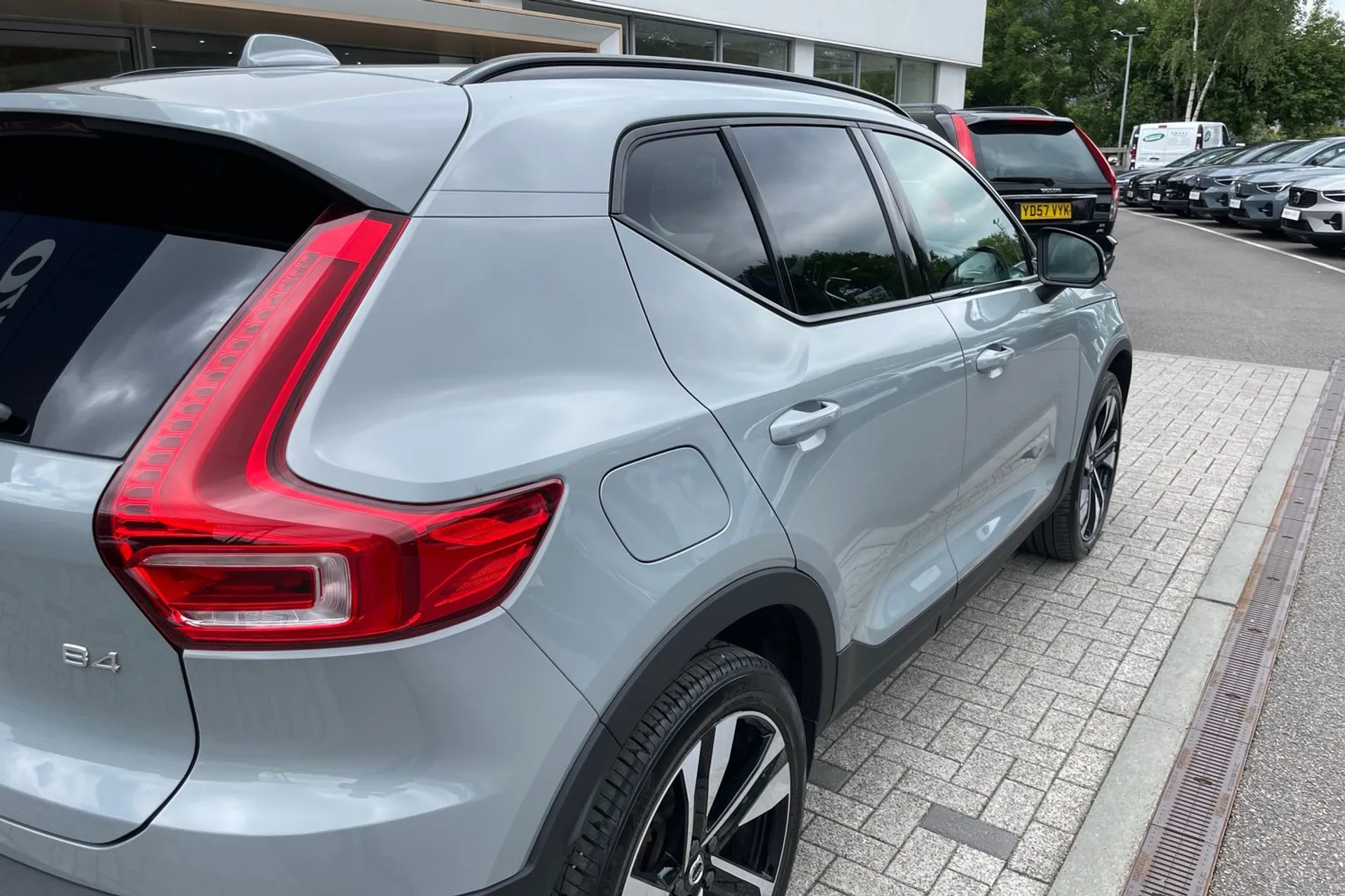 Volvo XC40 R-DESIGN PRO B4 MHEV thumbnail image number 14