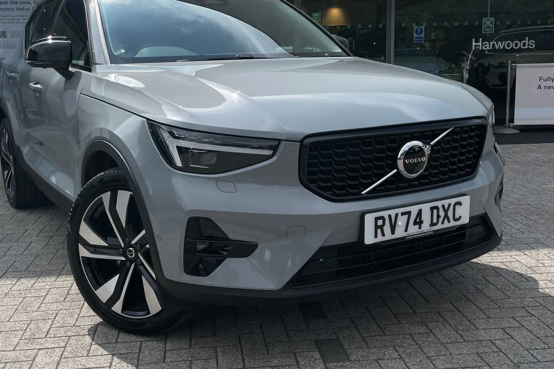 Volvo XC40 R-DESIGN PRO B4 MHEV thumbnail image number 6