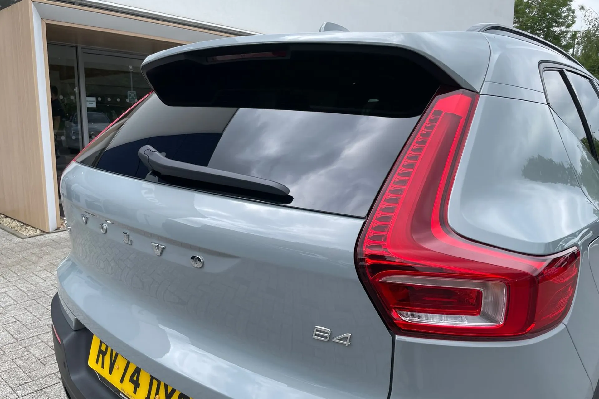 Volvo XC40 R-DESIGN PRO B4 MHEV thumbnail image number 15