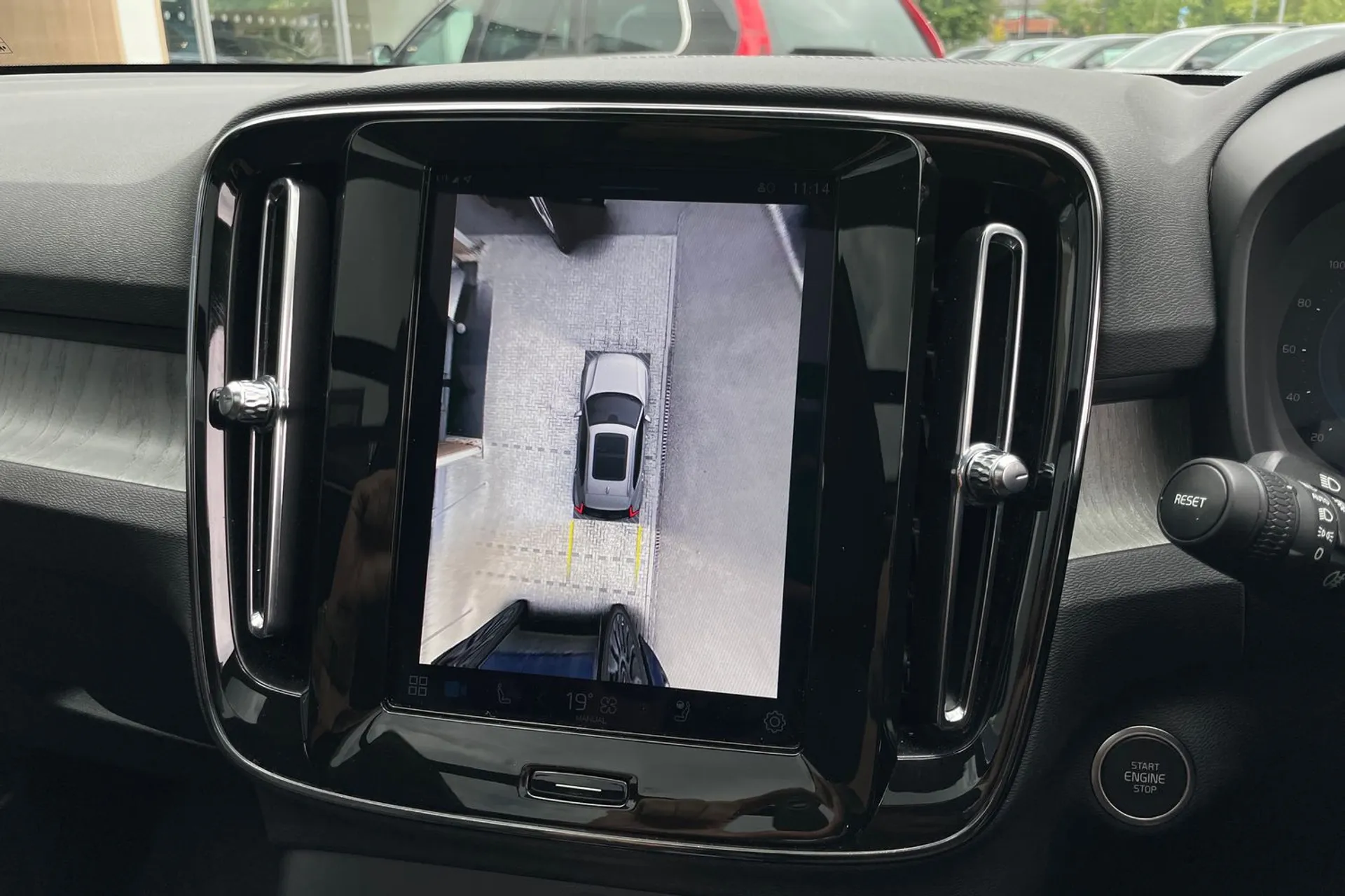 Volvo XC40 R-DESIGN PRO B4 MHEV thumbnail image number 4