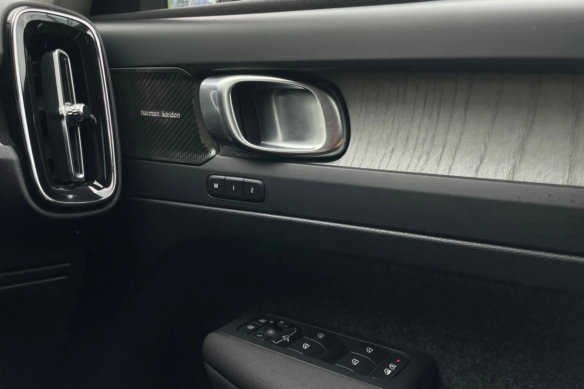 Volvo XC40 R-DESIGN PRO B4 MHEV thumbnail image number 41
