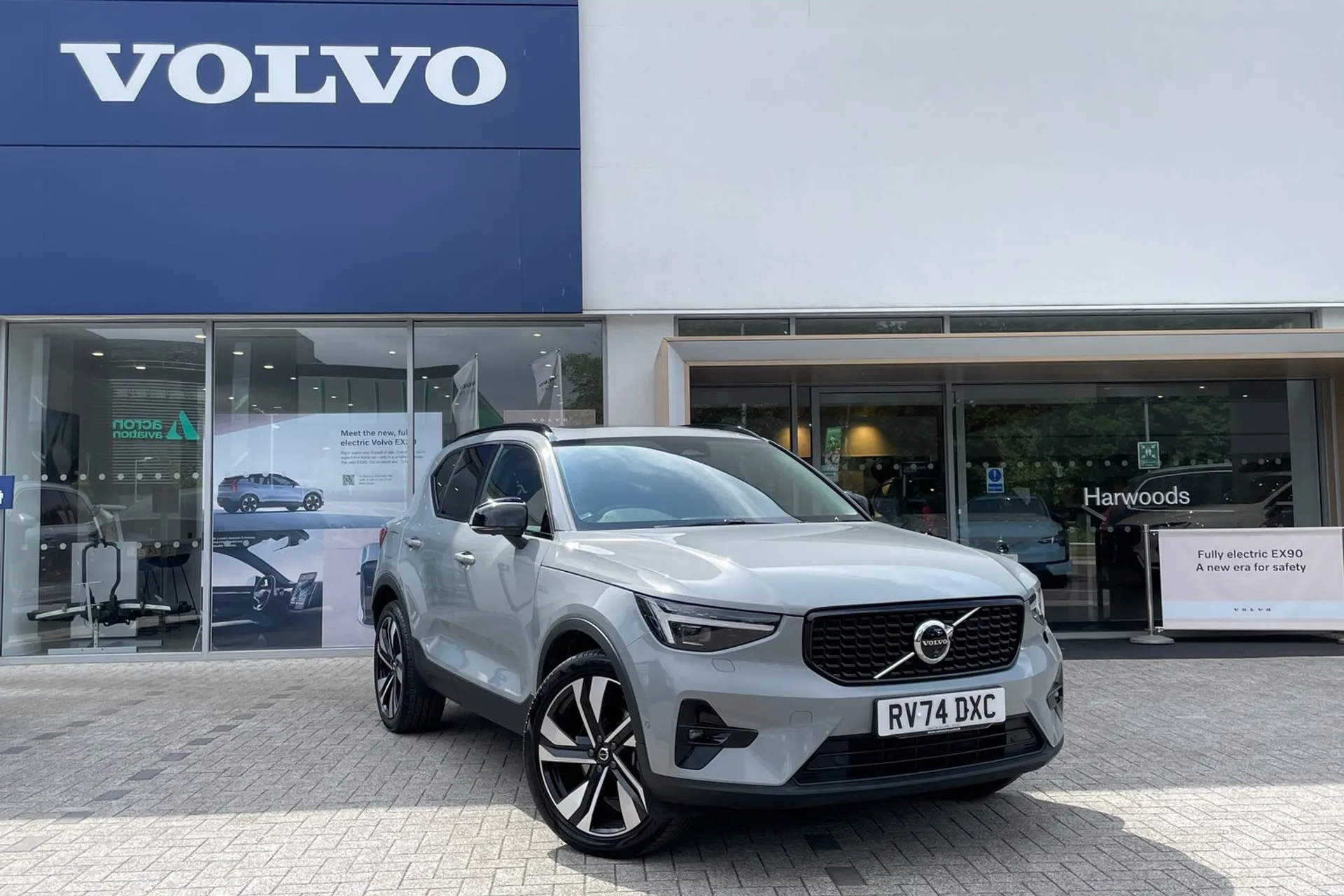 Volvo XC40 R-DESIGN PRO B4 MHEV focused image