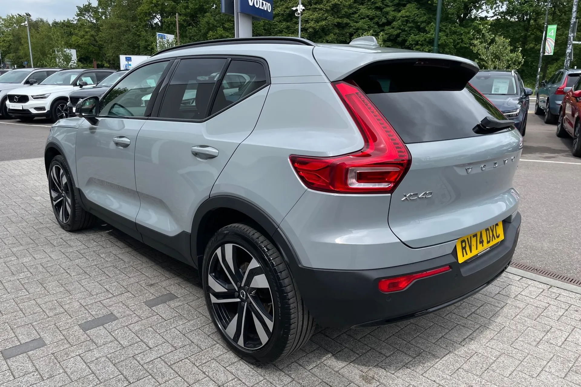Volvo XC40 R-DESIGN PRO B4 MHEV thumbnail image number 9