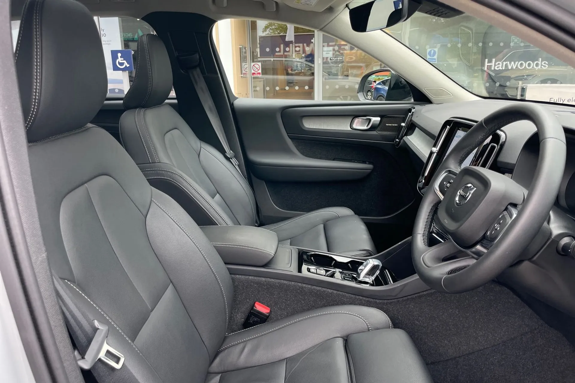 Volvo XC40 R-DESIGN PRO B4 MHEV thumbnail image number 25