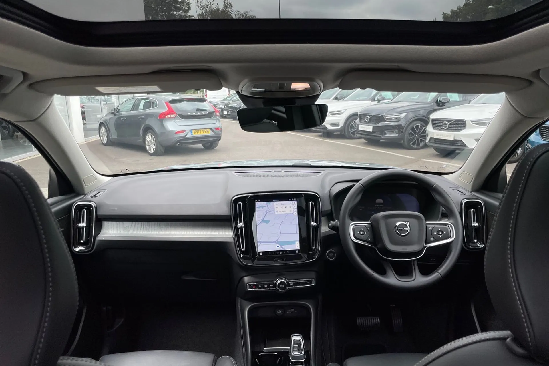 Volvo XC40 R-DESIGN PRO B4 MHEV thumbnail image number 3