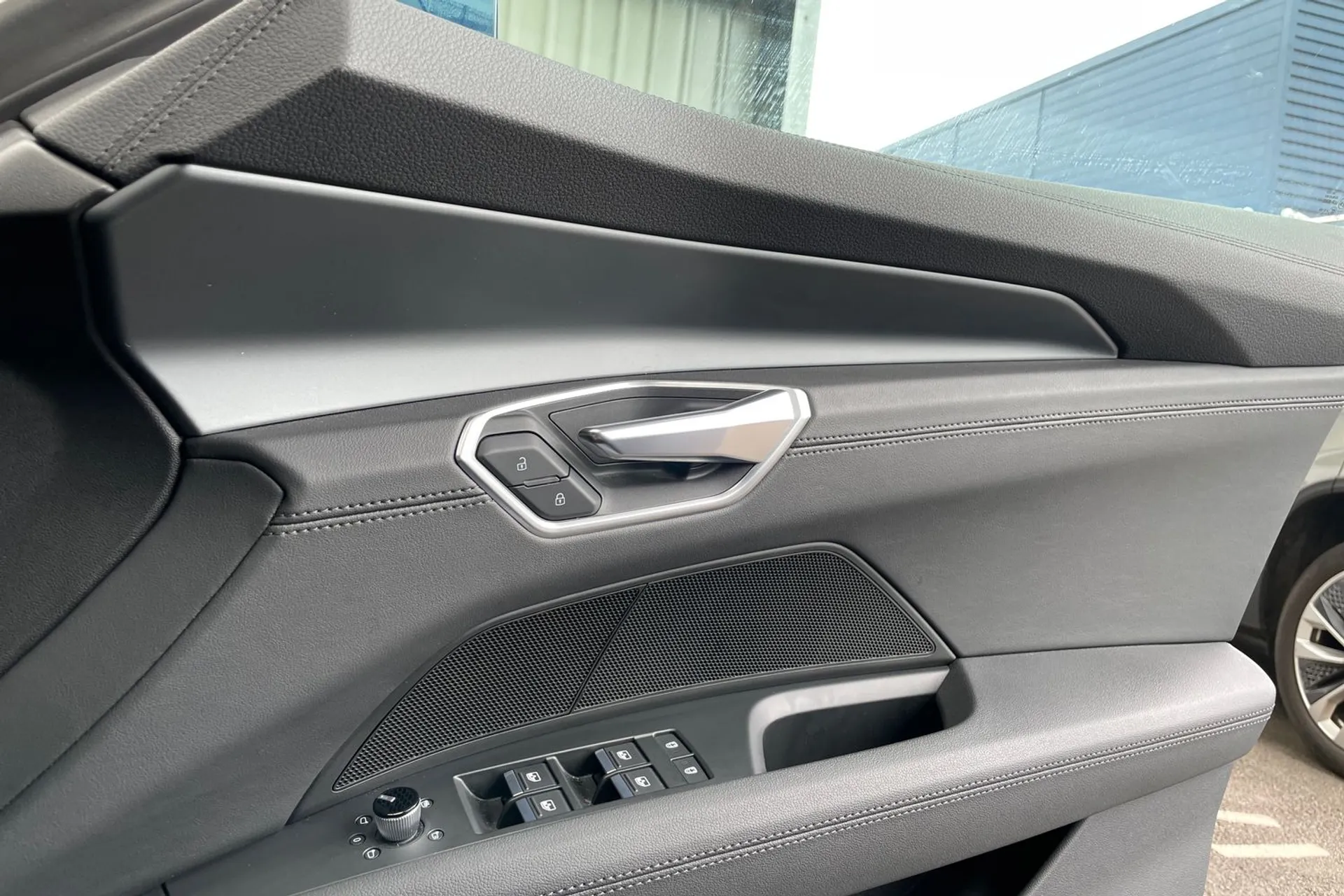 Audi e-tron GT thumbnail image number 40