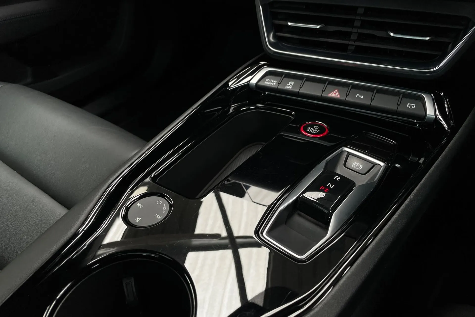 Audi e-tron GT thumbnail image number 31