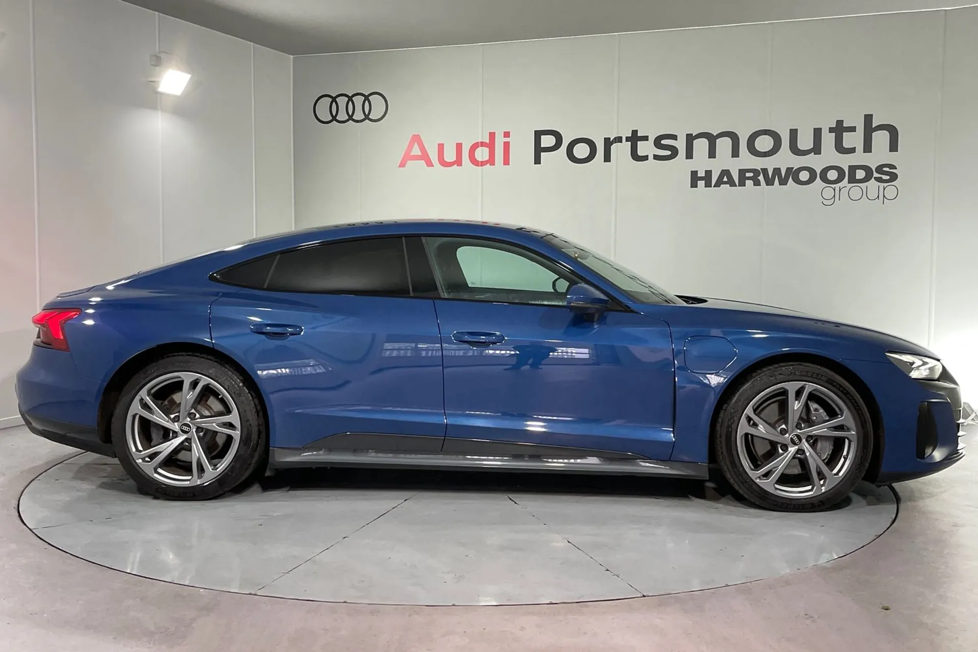 Audi e-tron GT thumbnail image number 2