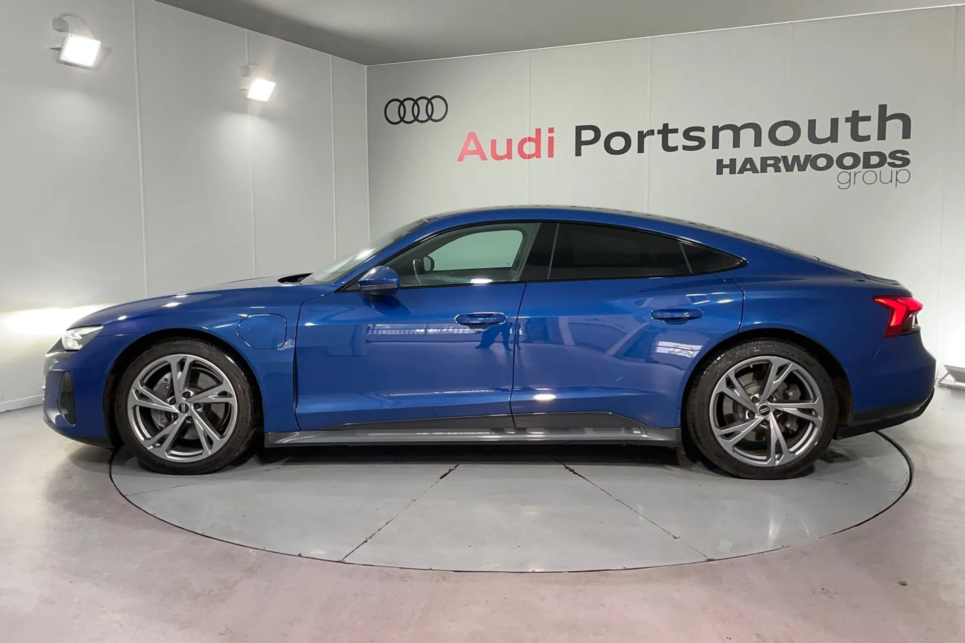 Audi e-tron GT thumbnail image number 10