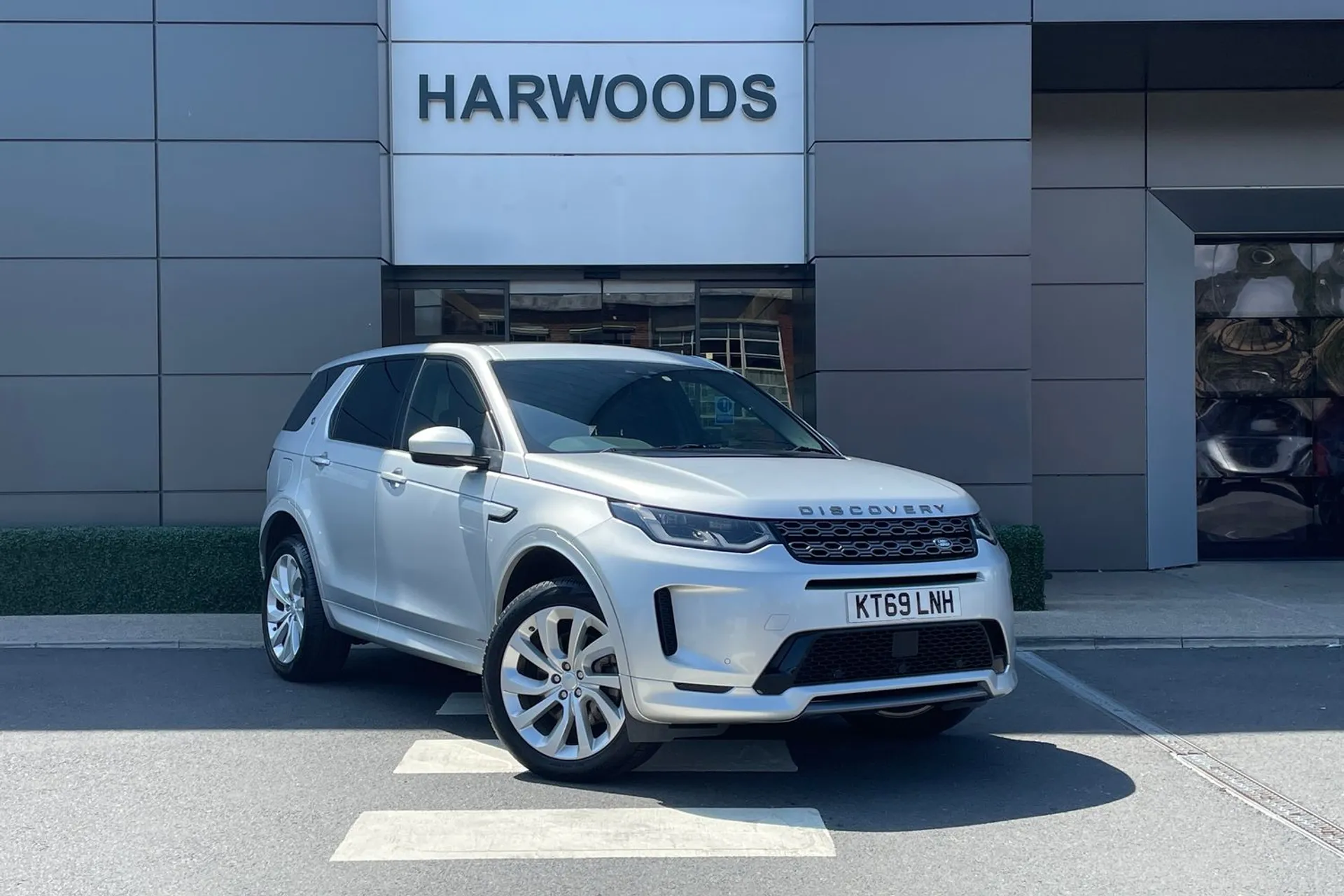 LAND ROVER DISCOVERY SPORT focused image