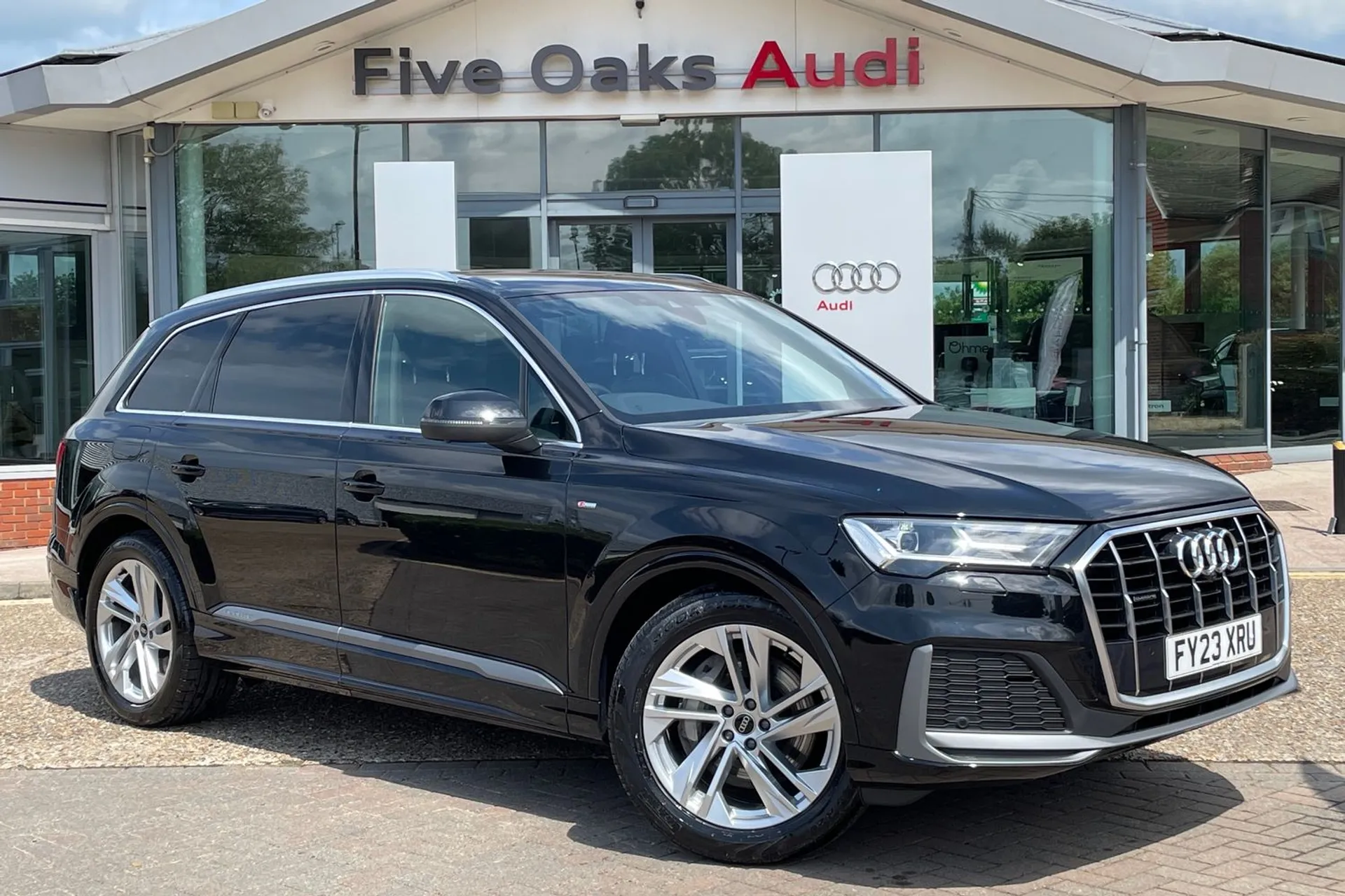Audi Q7 focused image