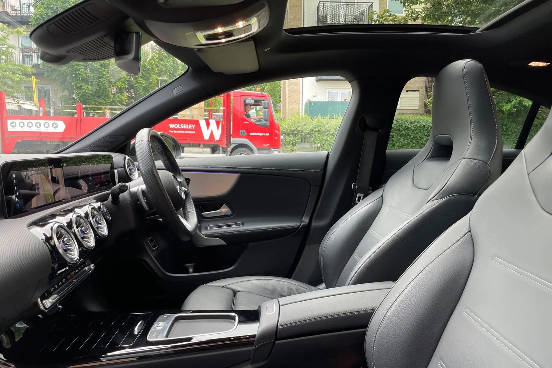 MERCEDES-BENZ GLB thumbnail image number 26
