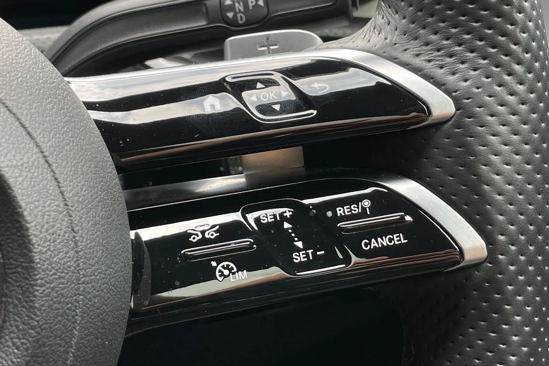 MERCEDES-BENZ GLB thumbnail image number 36