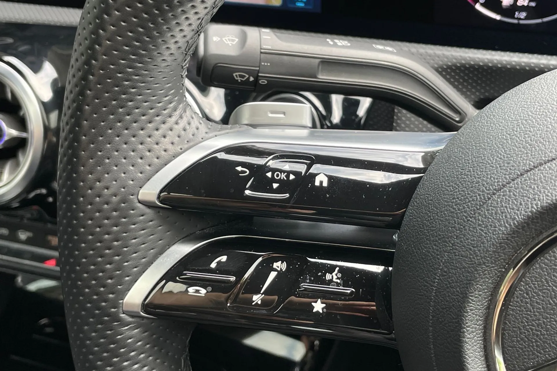 MERCEDES-BENZ GLB thumbnail image number 56
