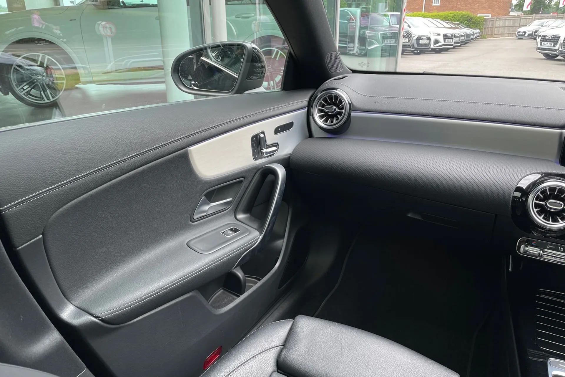 MERCEDES-BENZ GLB thumbnail image number 31