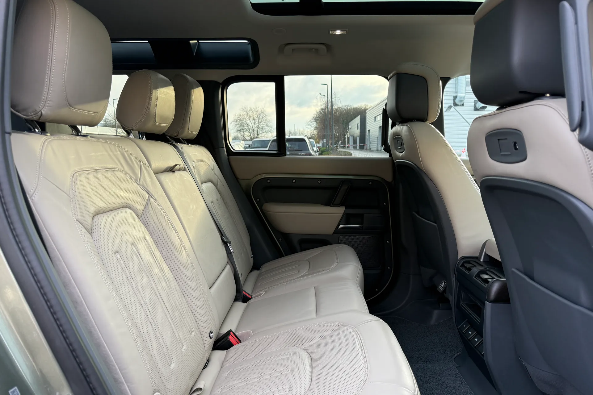 LAND ROVER Defender 110 thumbnail image number 35