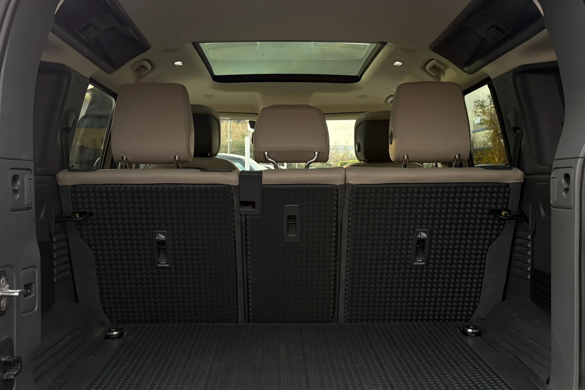 LAND ROVER Defender 110 thumbnail image number 33