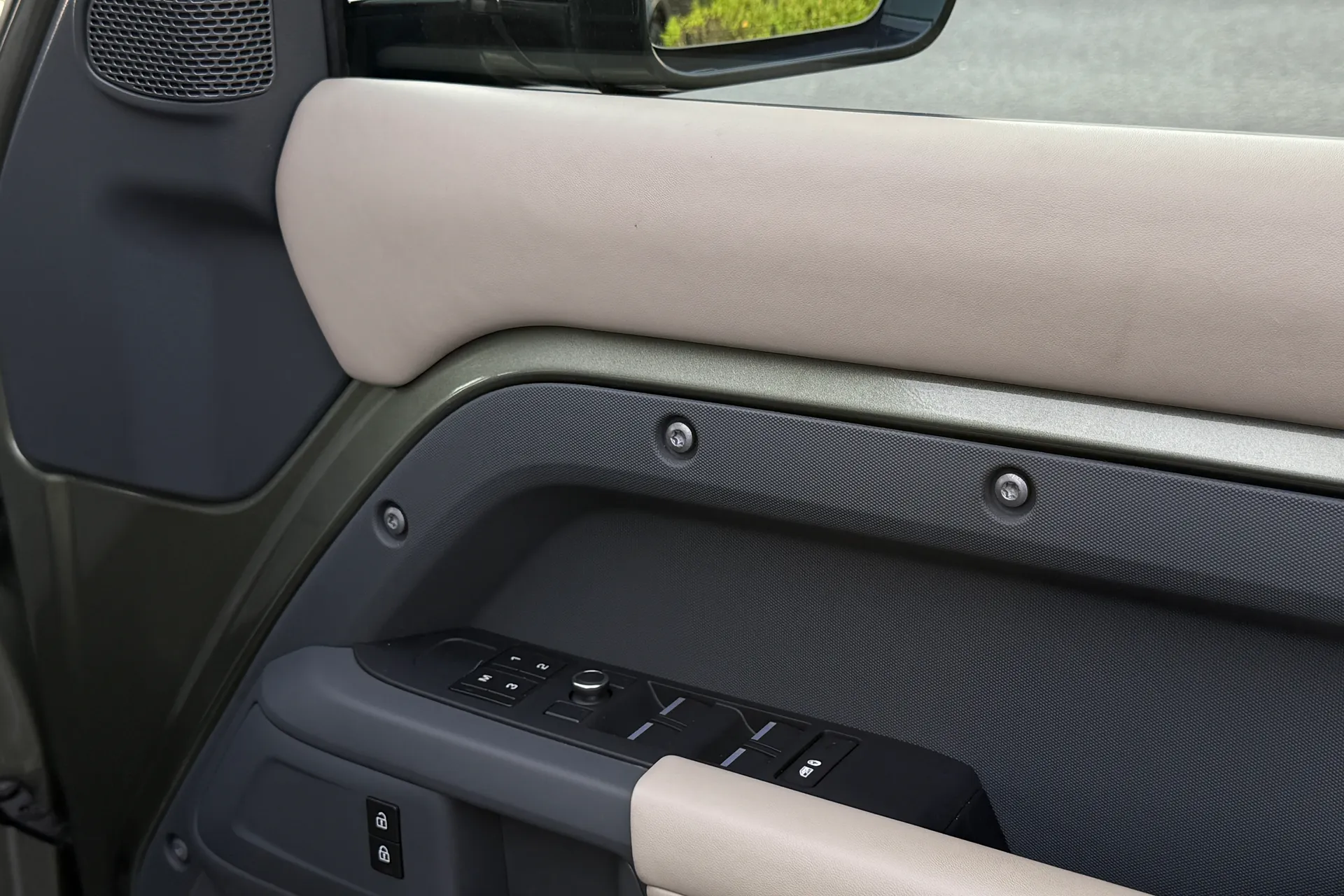 LAND ROVER Defender 110 thumbnail image number 25