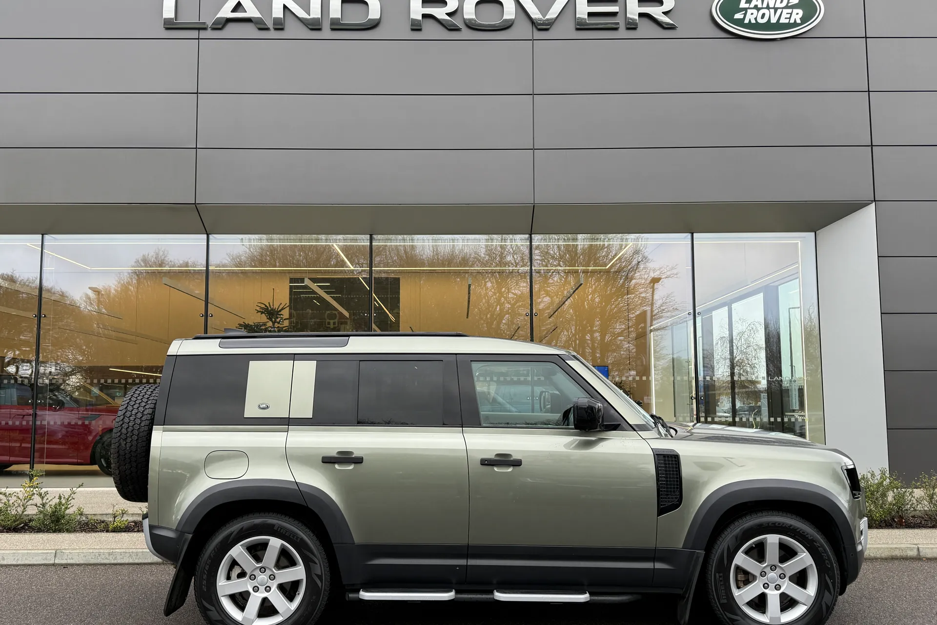 LAND ROVER Defender 110 thumbnail image number 2