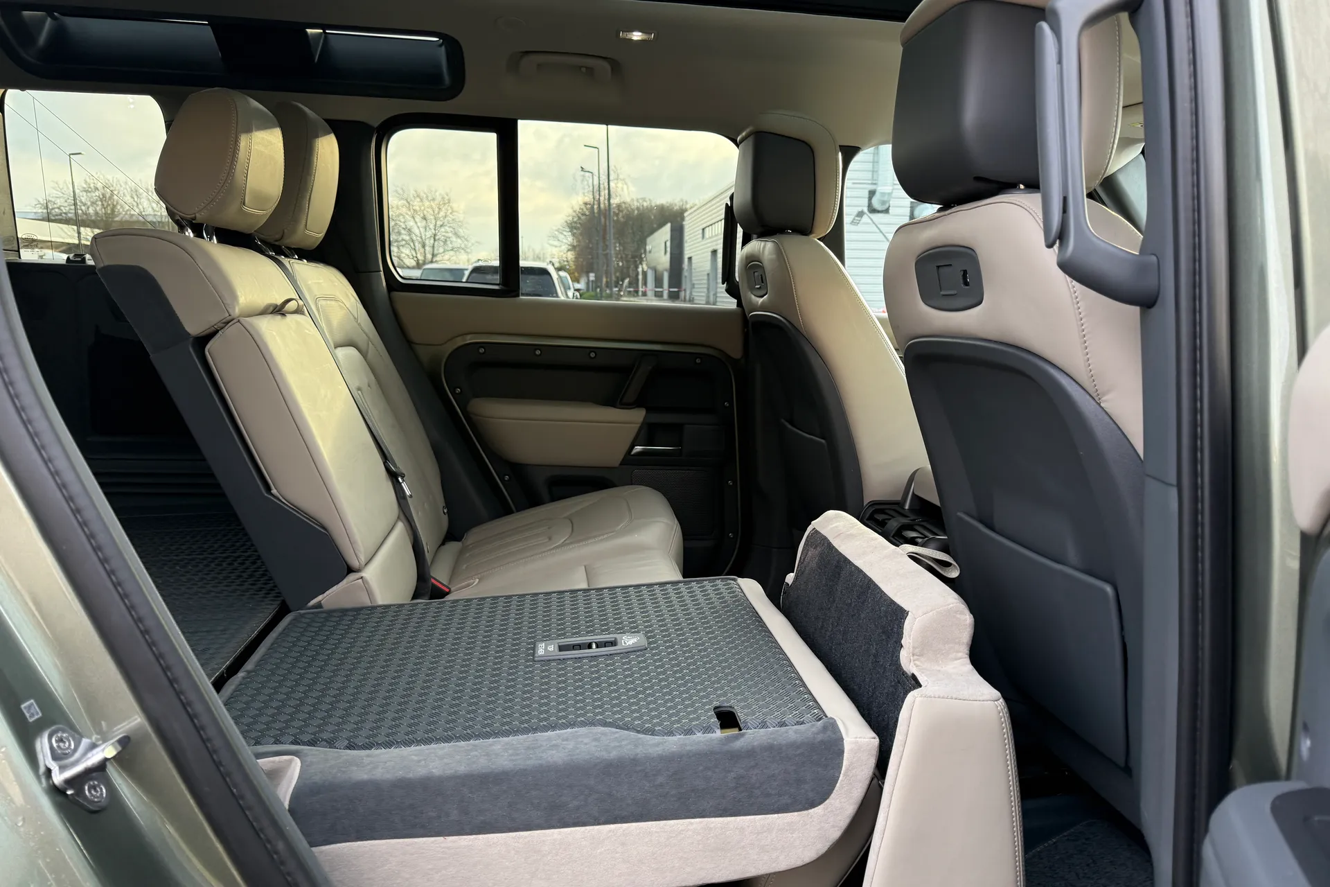 LAND ROVER Defender 110 thumbnail image number 36