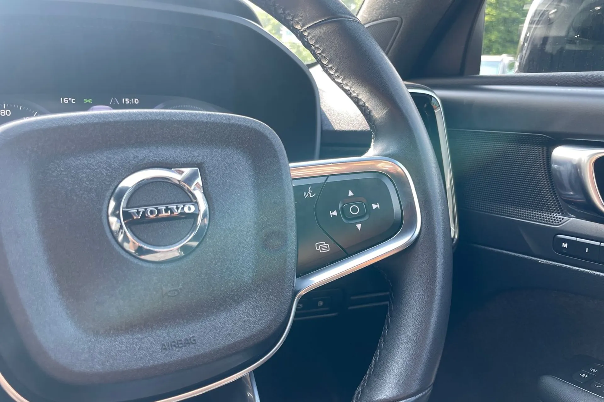 Volvo XC40 thumbnail image number 36
