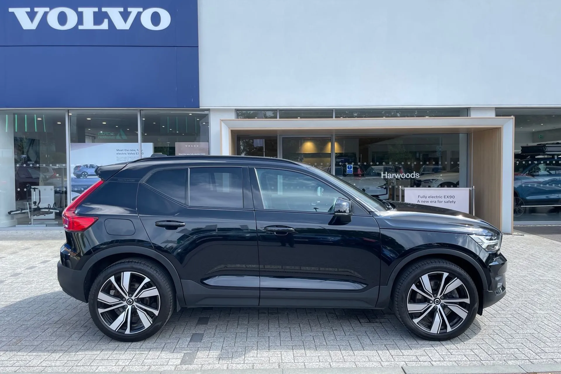 Volvo XC40 thumbnail image number 2