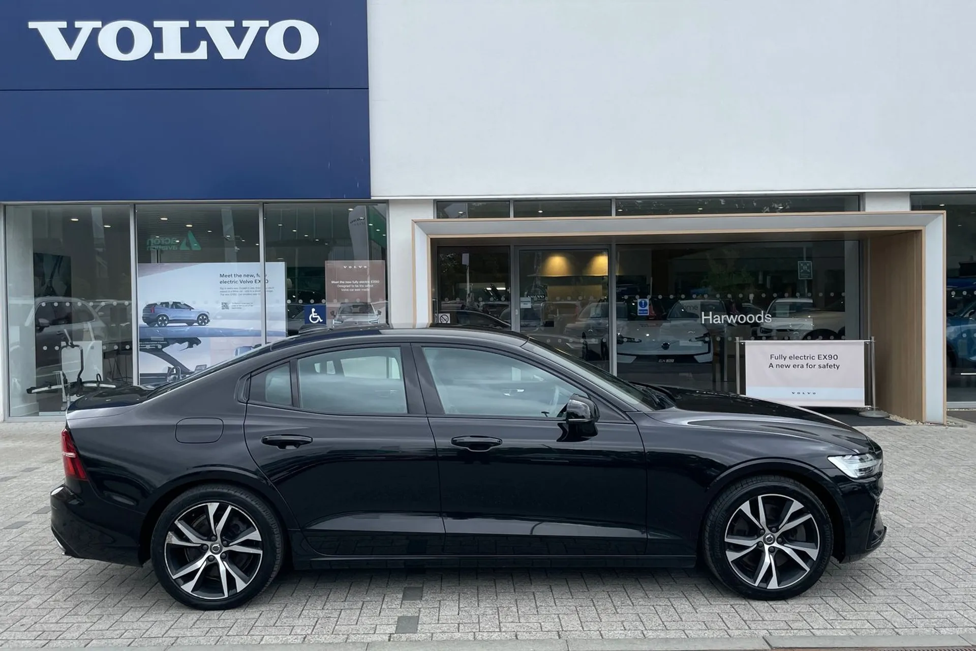 Volvo S60 thumbnail image number 2
