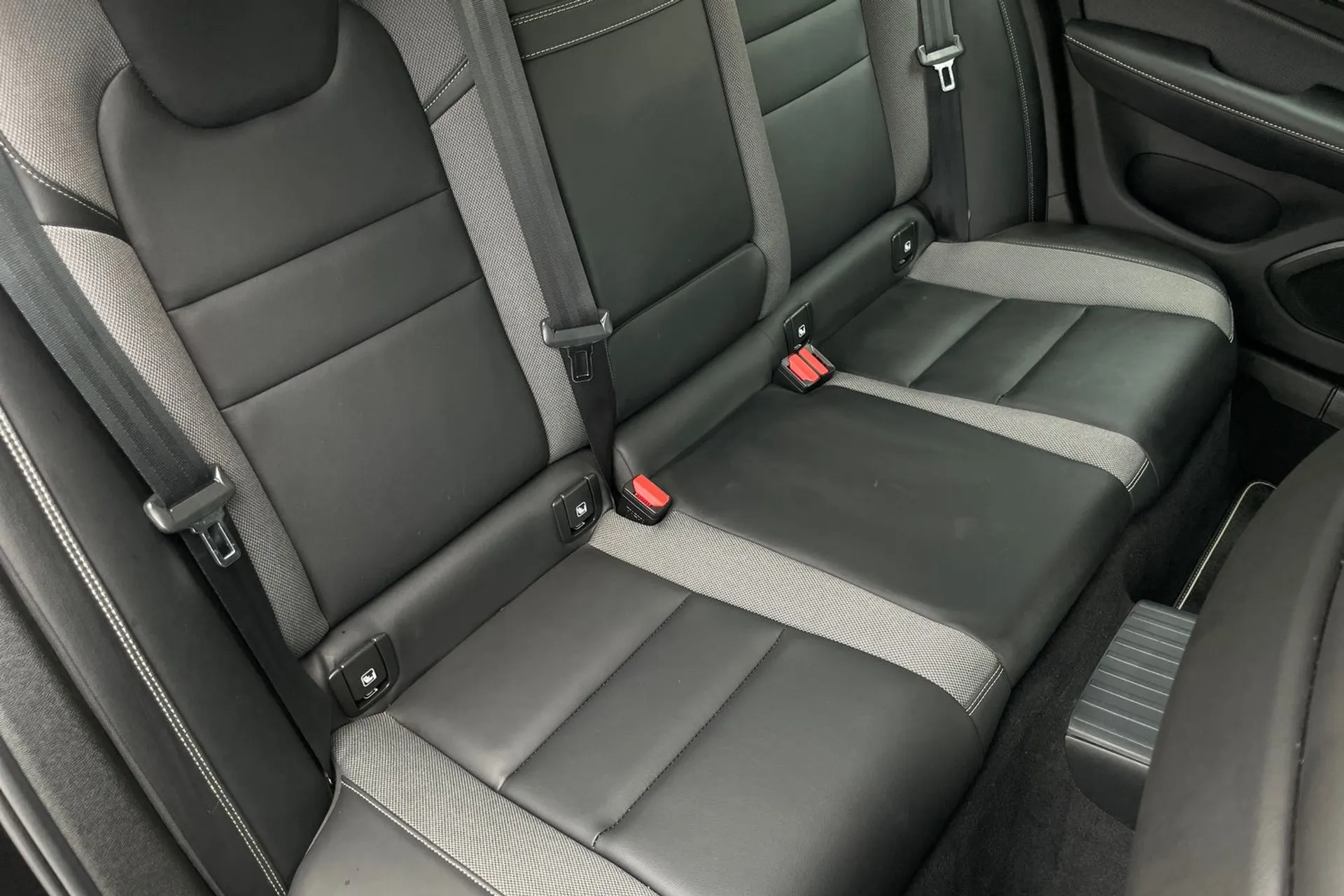Volvo S60 thumbnail image number 24