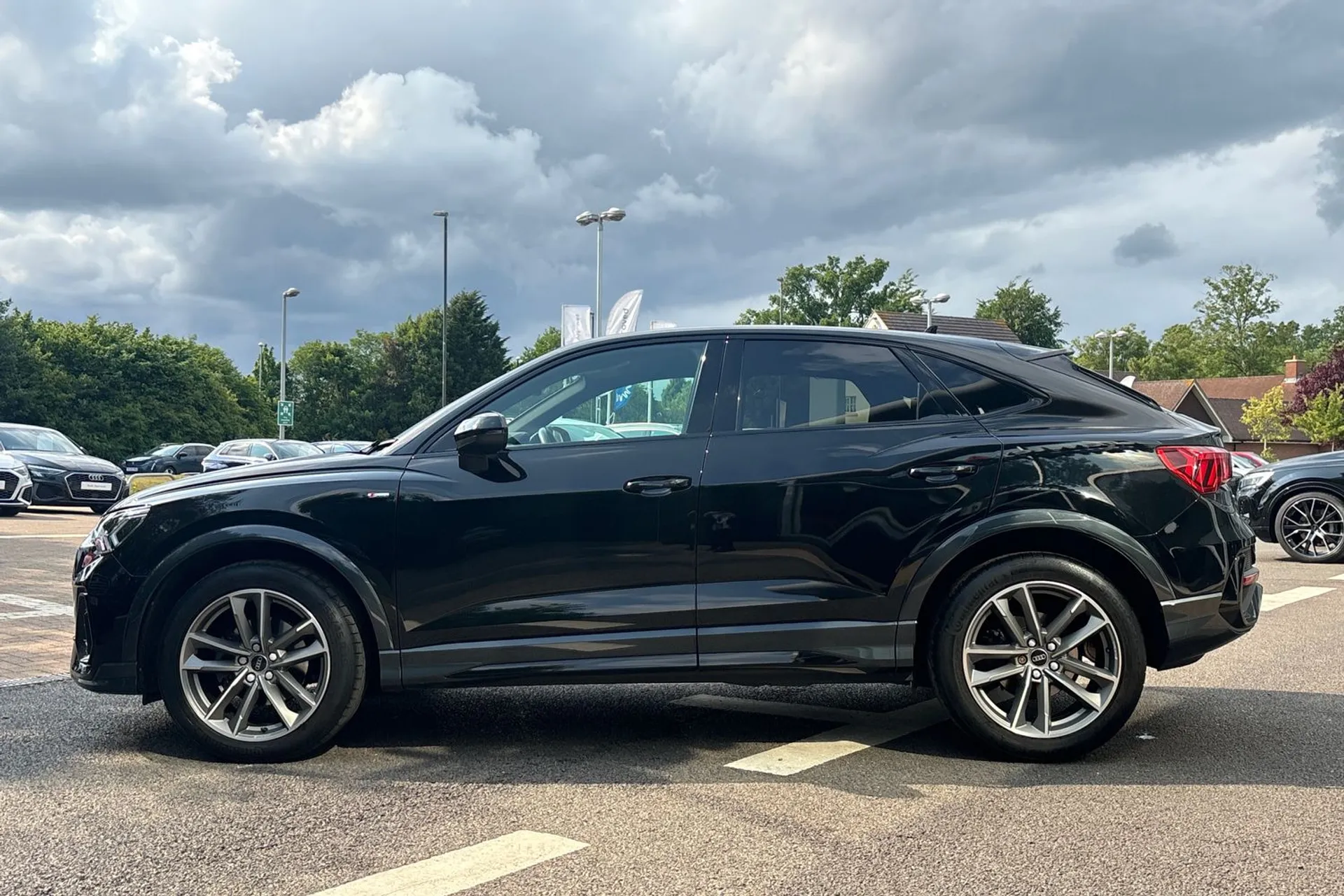 Audi Q3 thumbnail image number 9