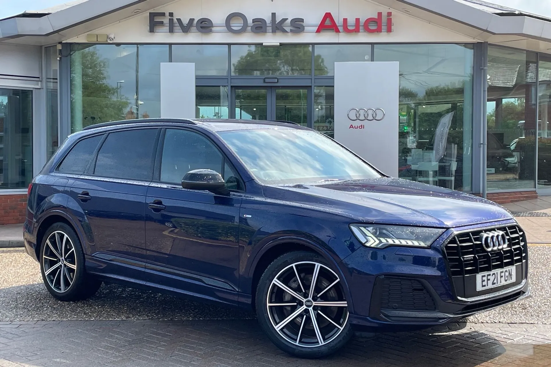 Audi Q7 focused image