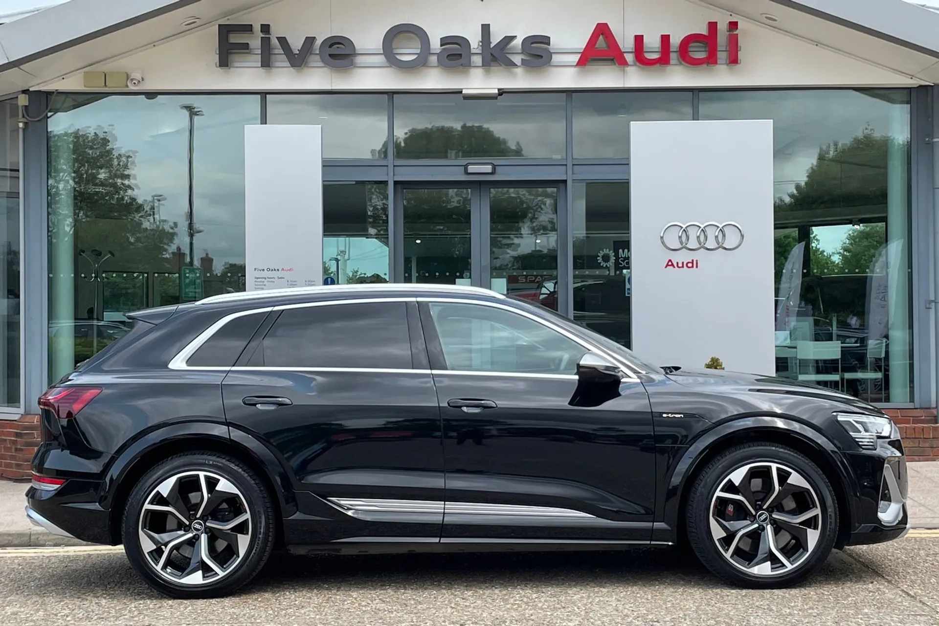Audi e-tron thumbnail image number 2