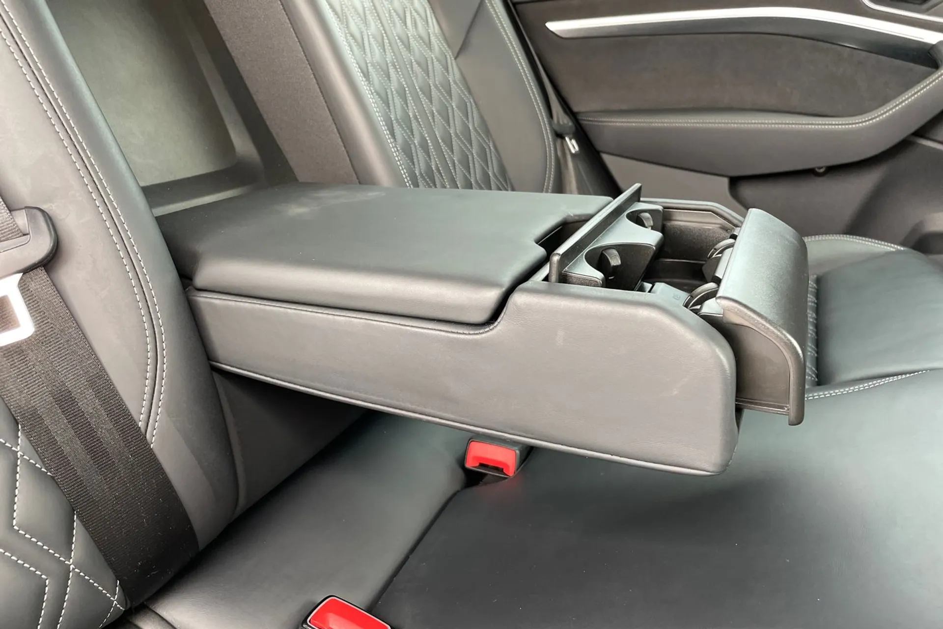 Audi e-tron thumbnail image number 42