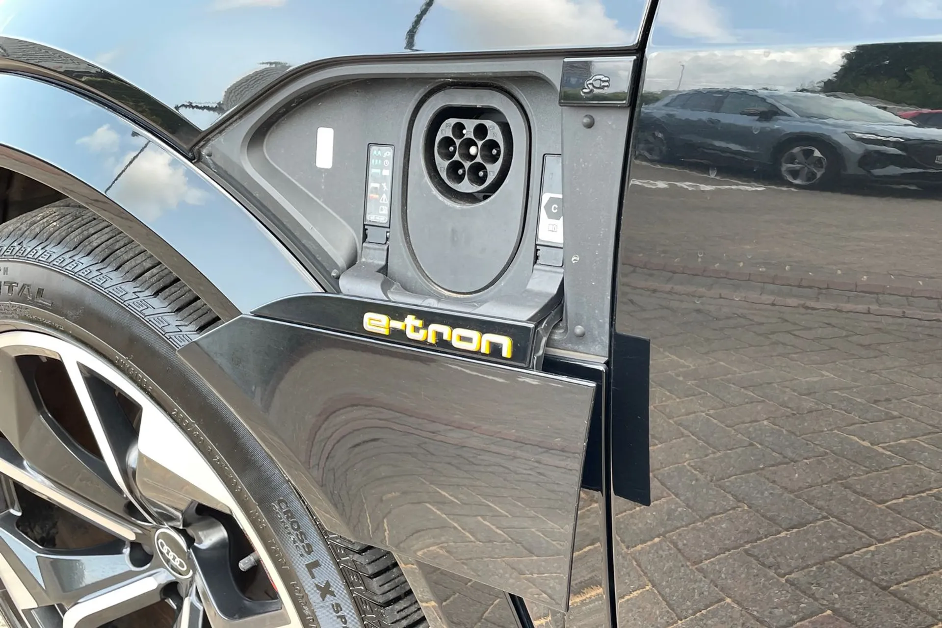 Audi e-tron thumbnail image number 47