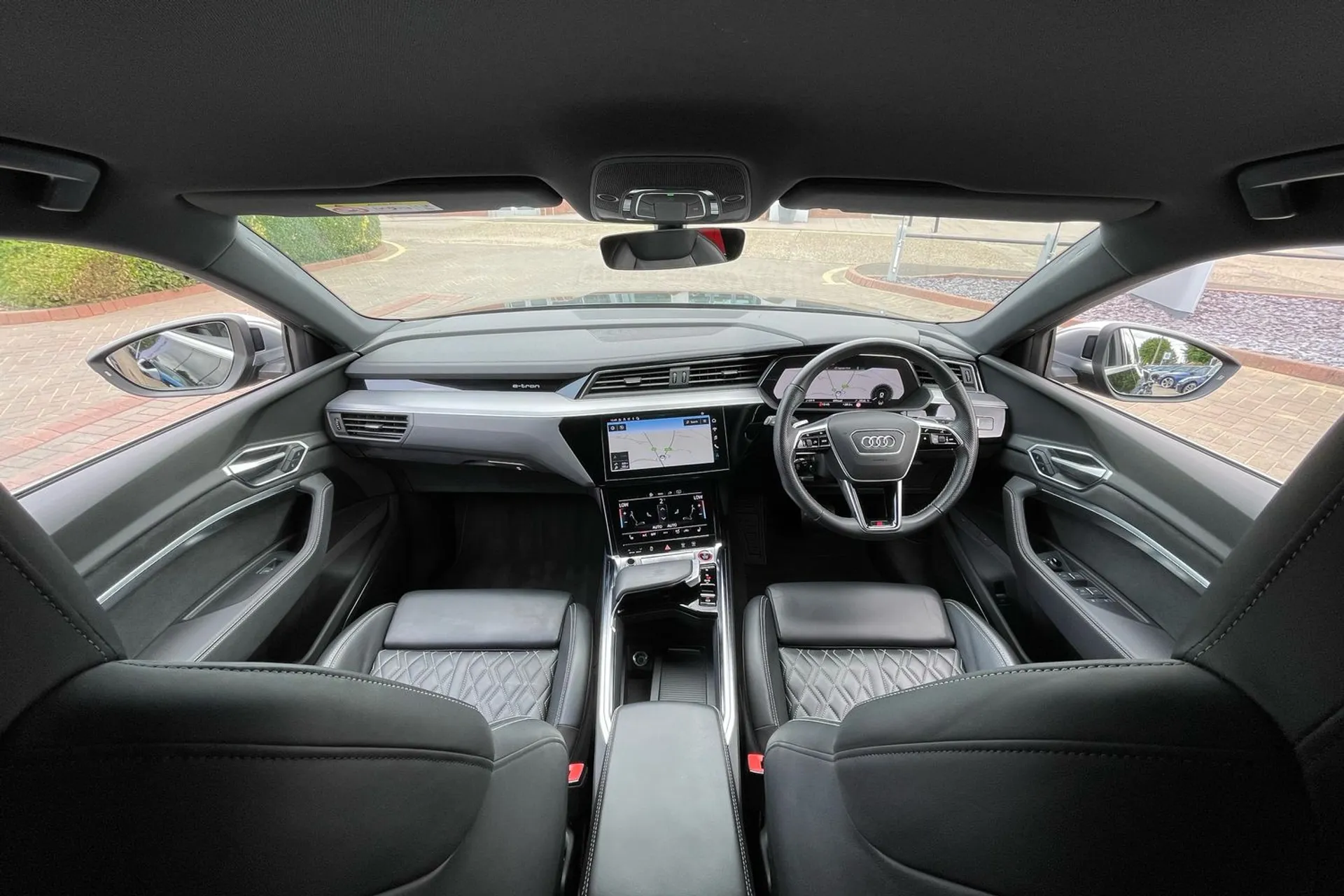 Audi e-tron thumbnail image number 3