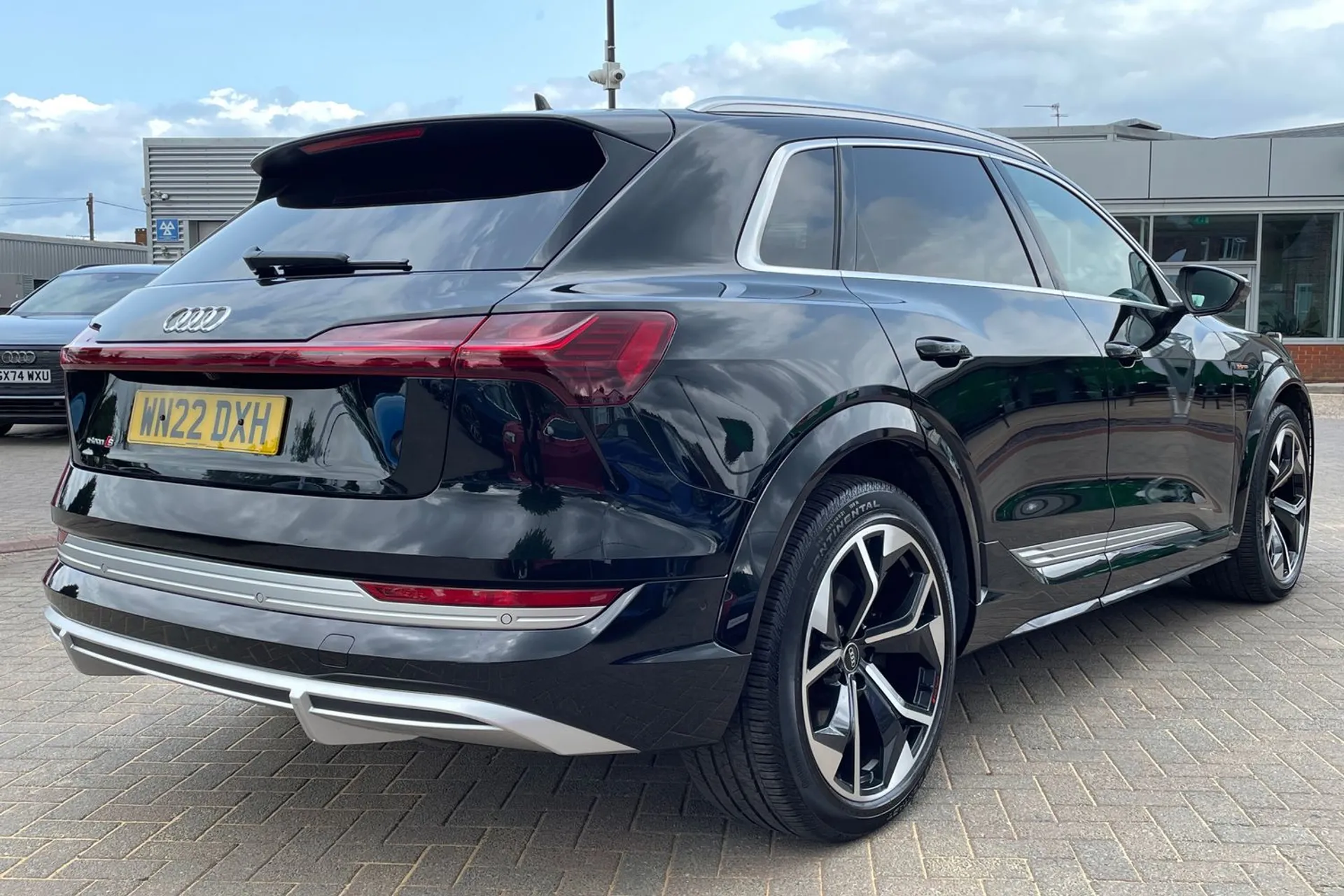Audi e-tron thumbnail image number 4