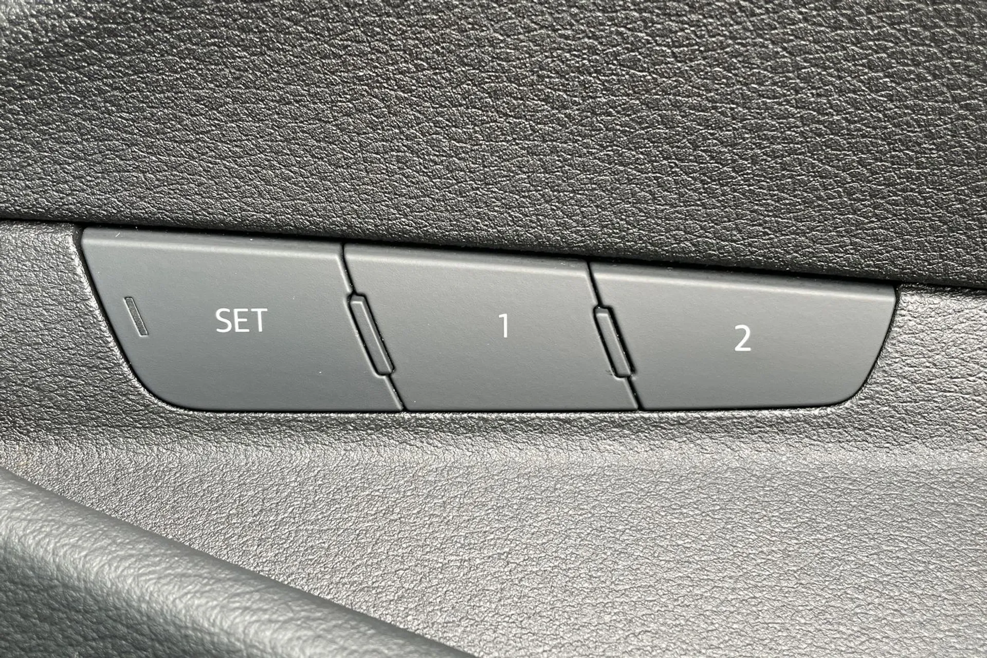 Audi e-tron thumbnail image number 17