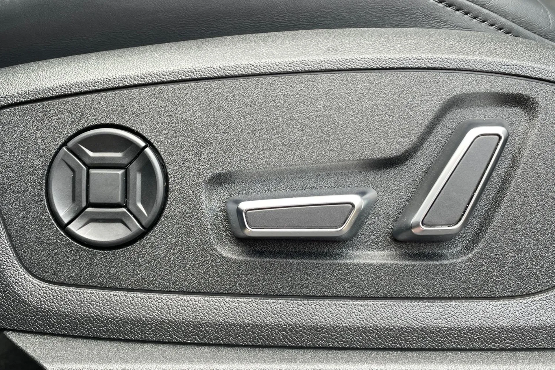 Audi e-tron thumbnail image number 31