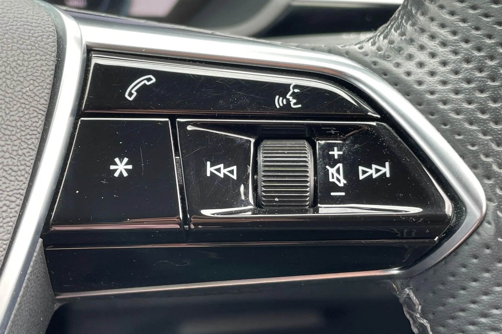 Audi e-tron thumbnail image number 22