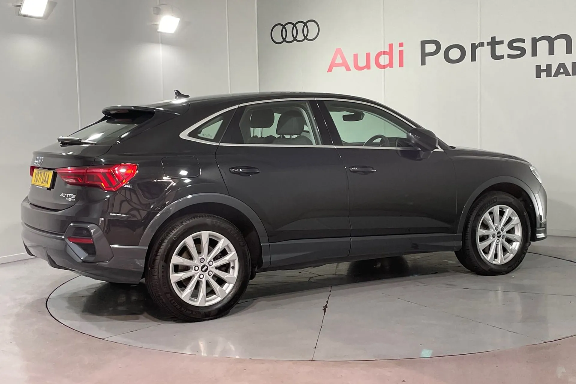 Audi Q3 thumbnail image number 10