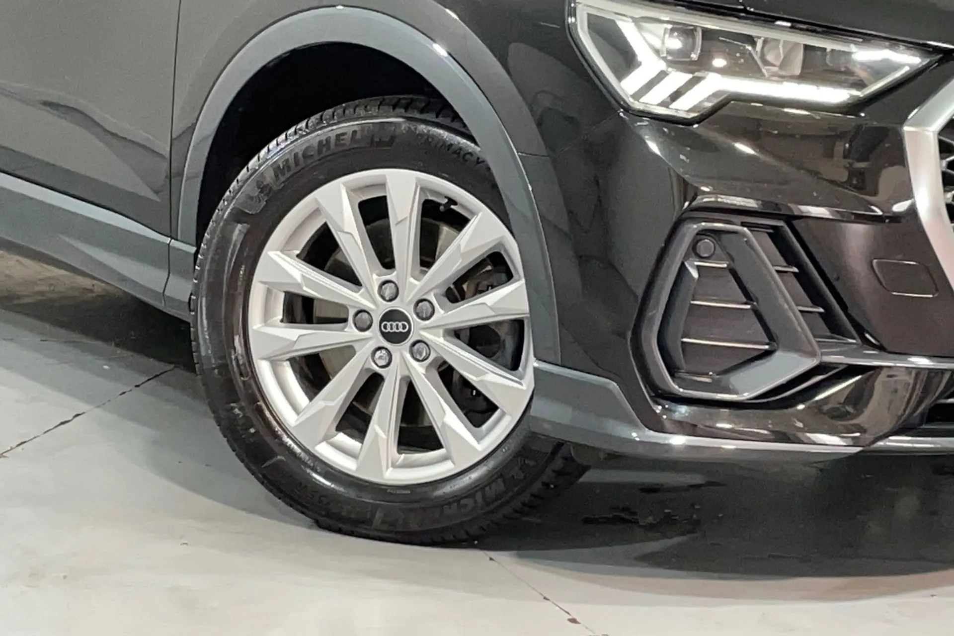 Audi Q3 thumbnail image number 9