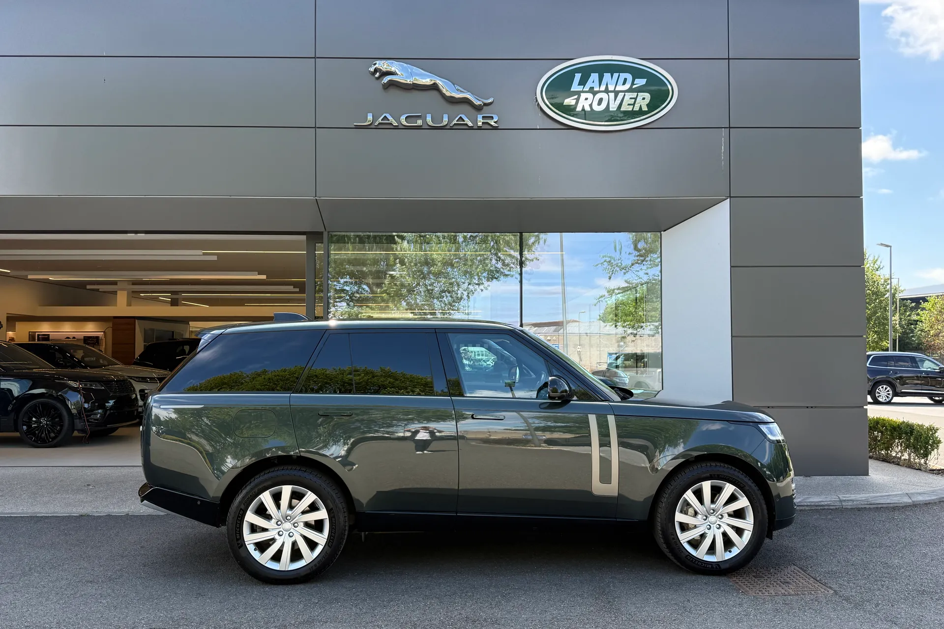LAND ROVER RANGE ROVER thumbnail image number 2