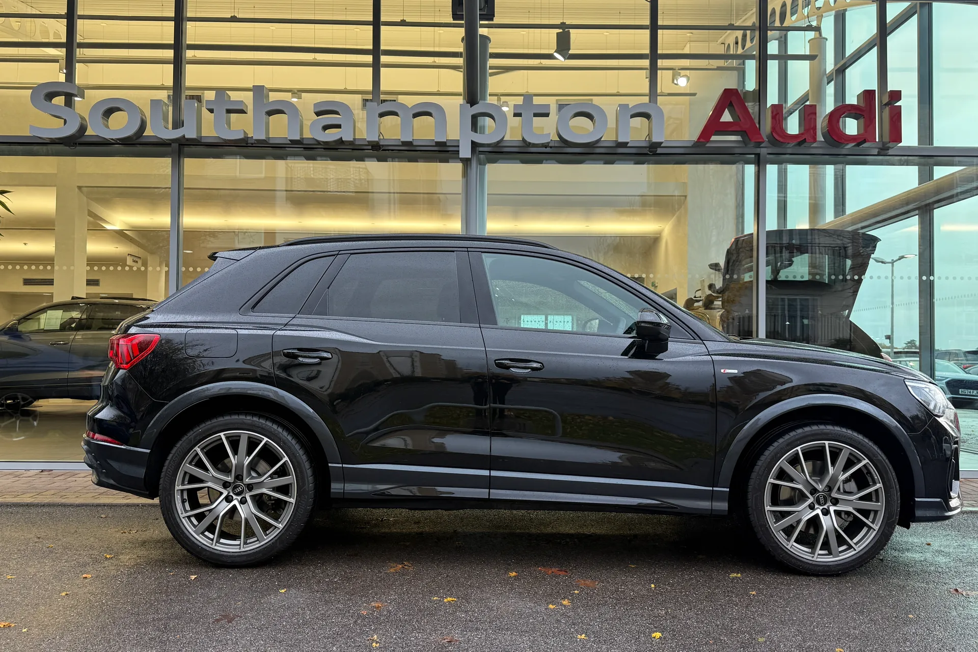 Audi Q3 thumbnail image number 2