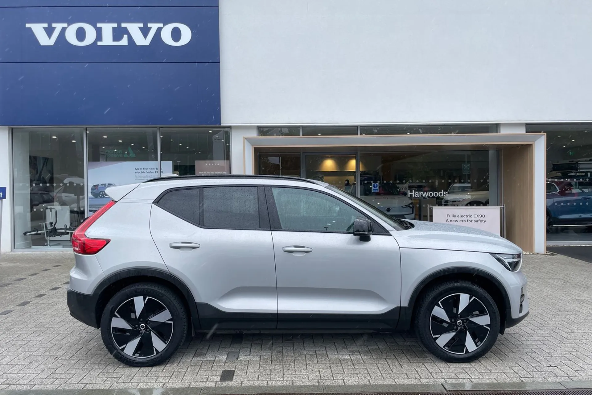 Volvo XC40 thumbnail image number 2