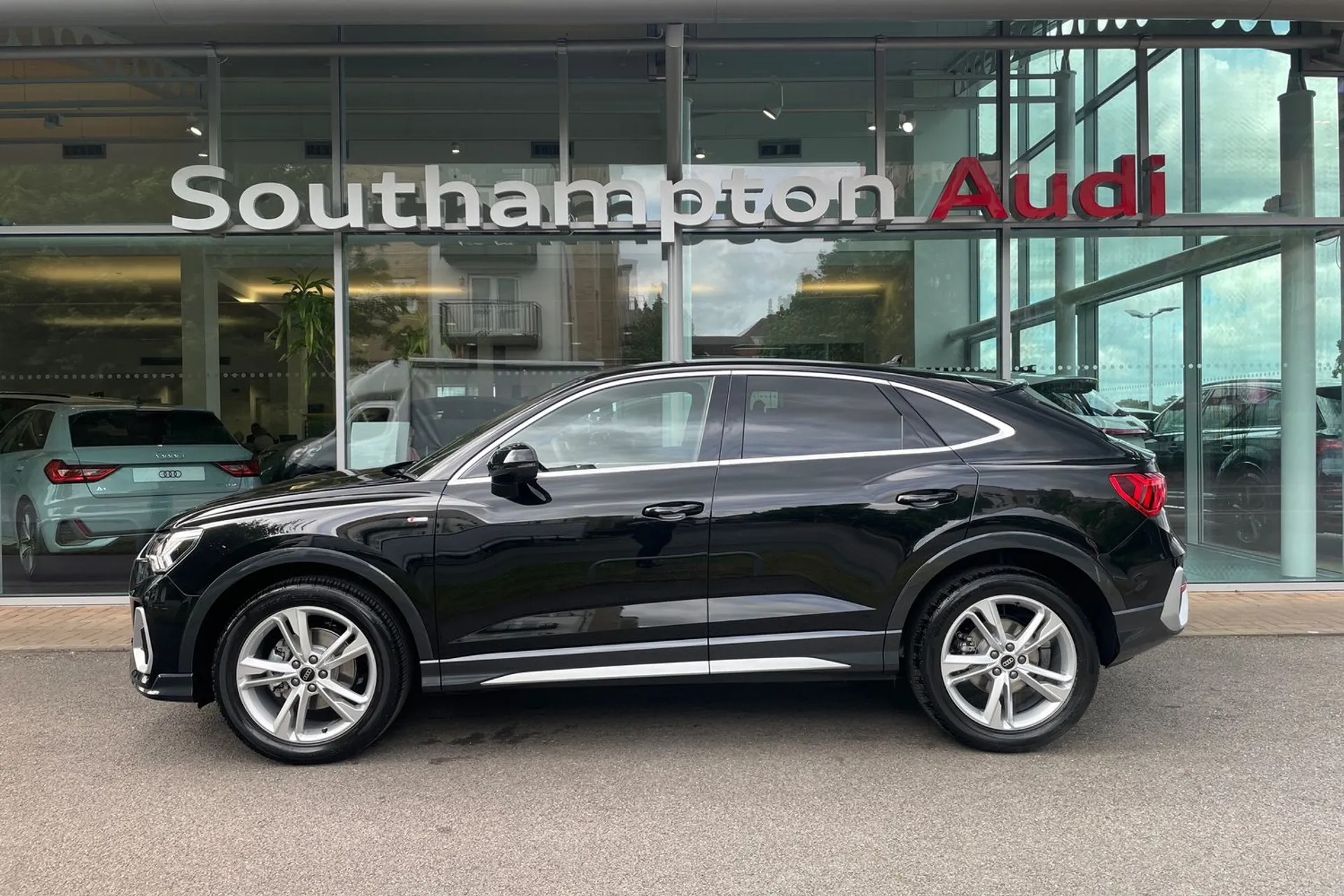 Audi Q3 thumbnail image number 7