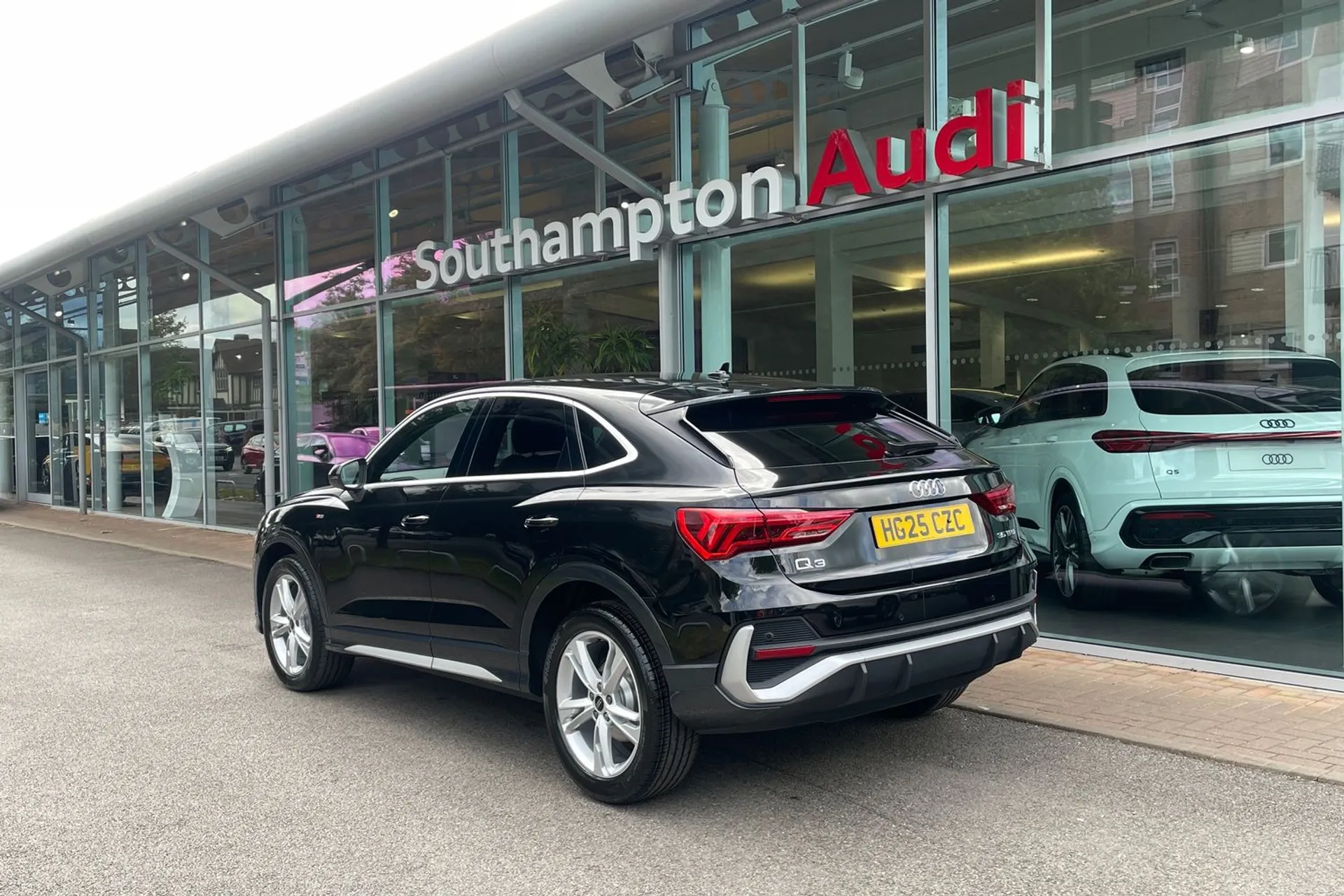 Audi Q3 thumbnail image number 6