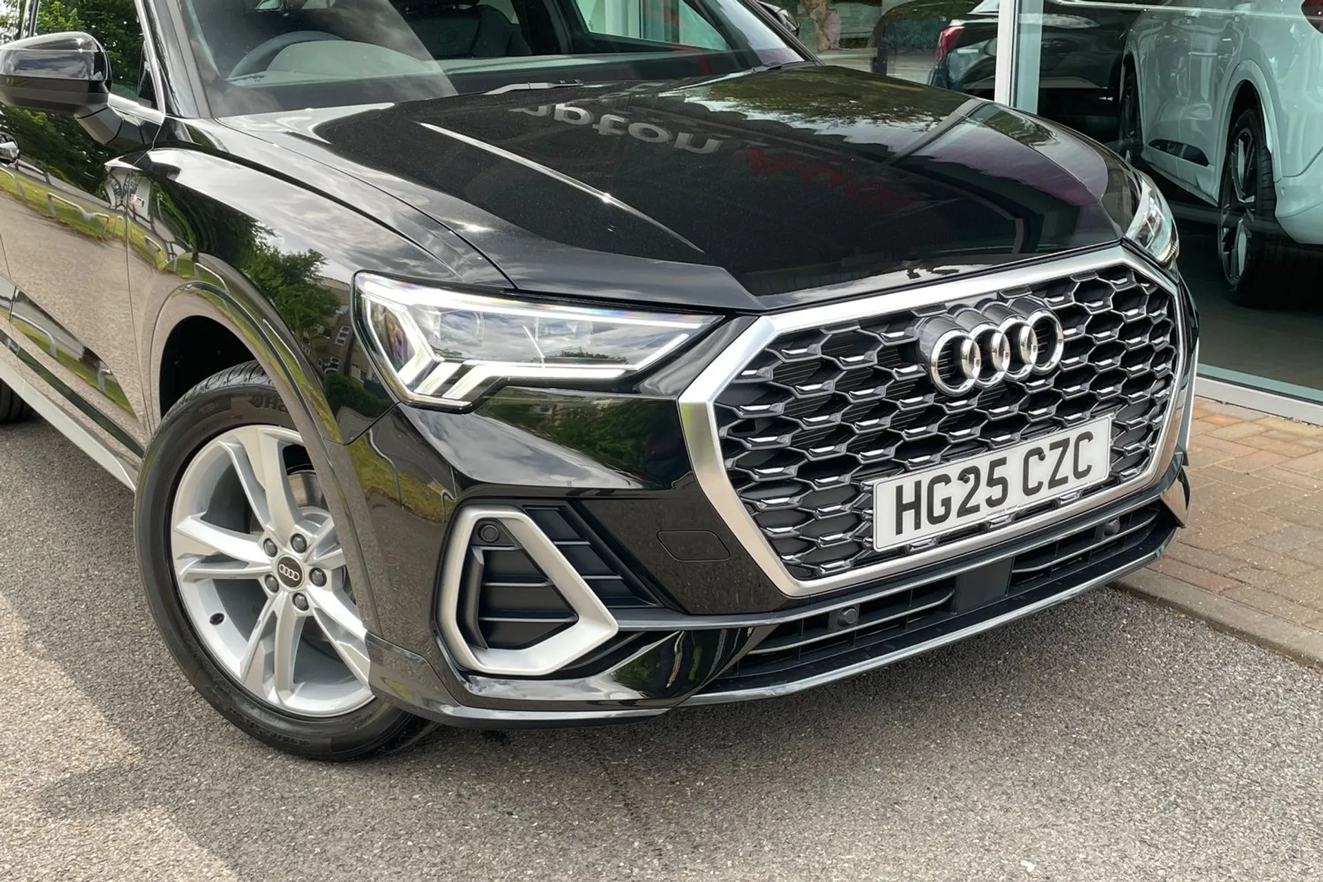 Audi Q3 thumbnail image number 2