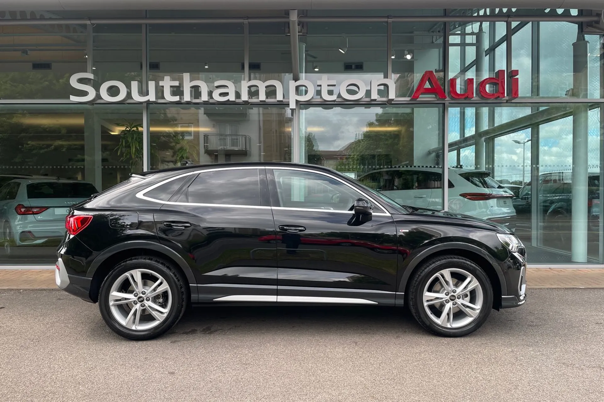 Audi Q3 thumbnail image number 4