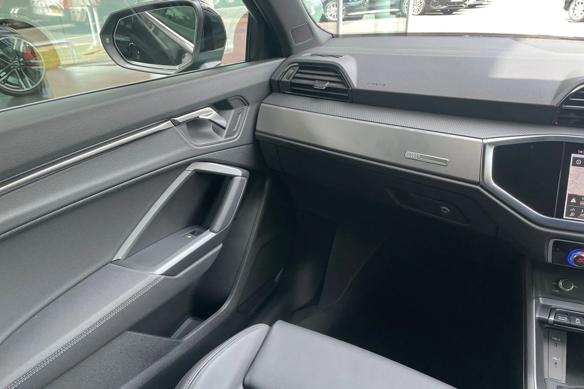 Audi Q3 thumbnail image number 30