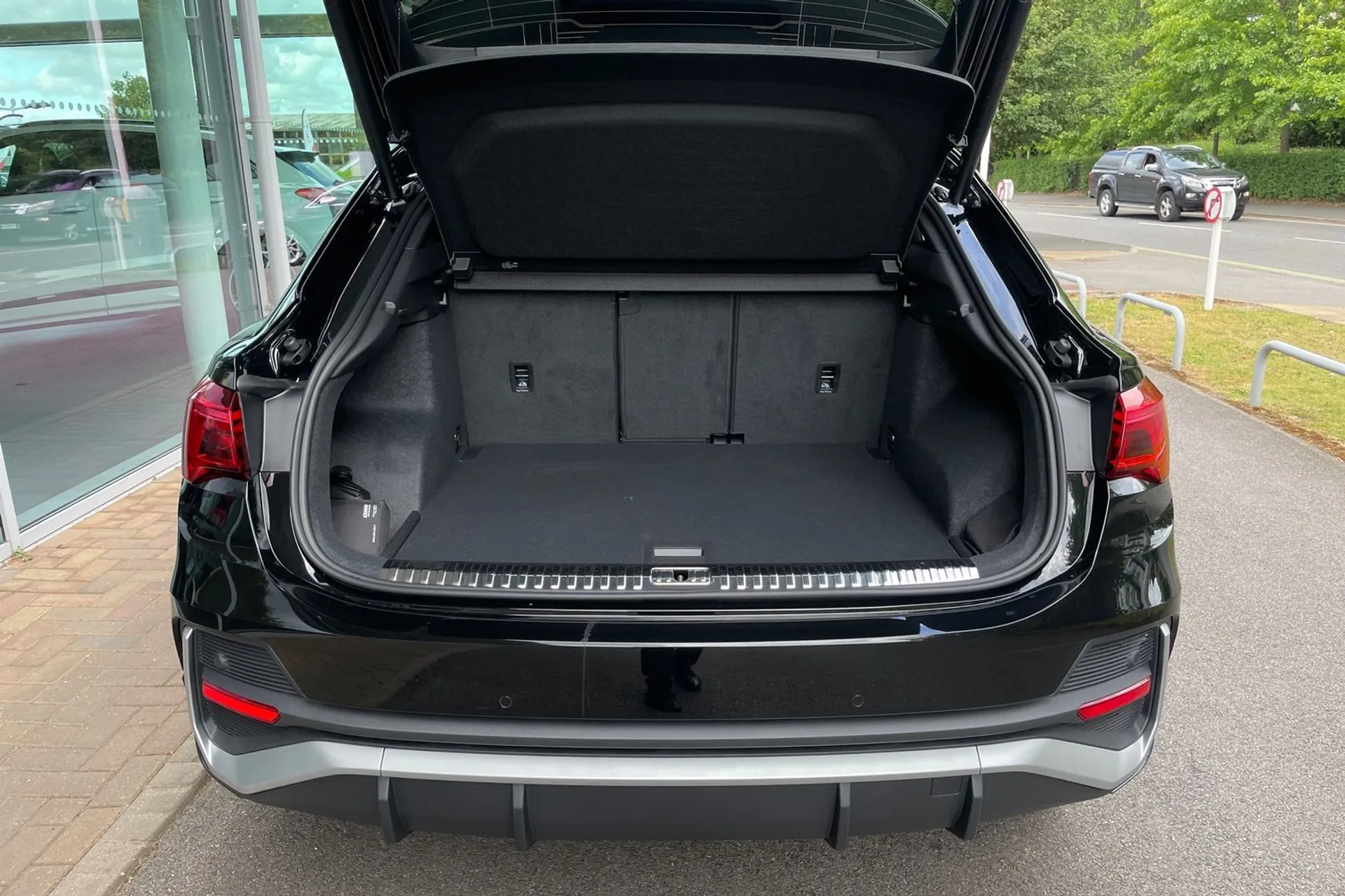 Audi Q3 thumbnail image number 16