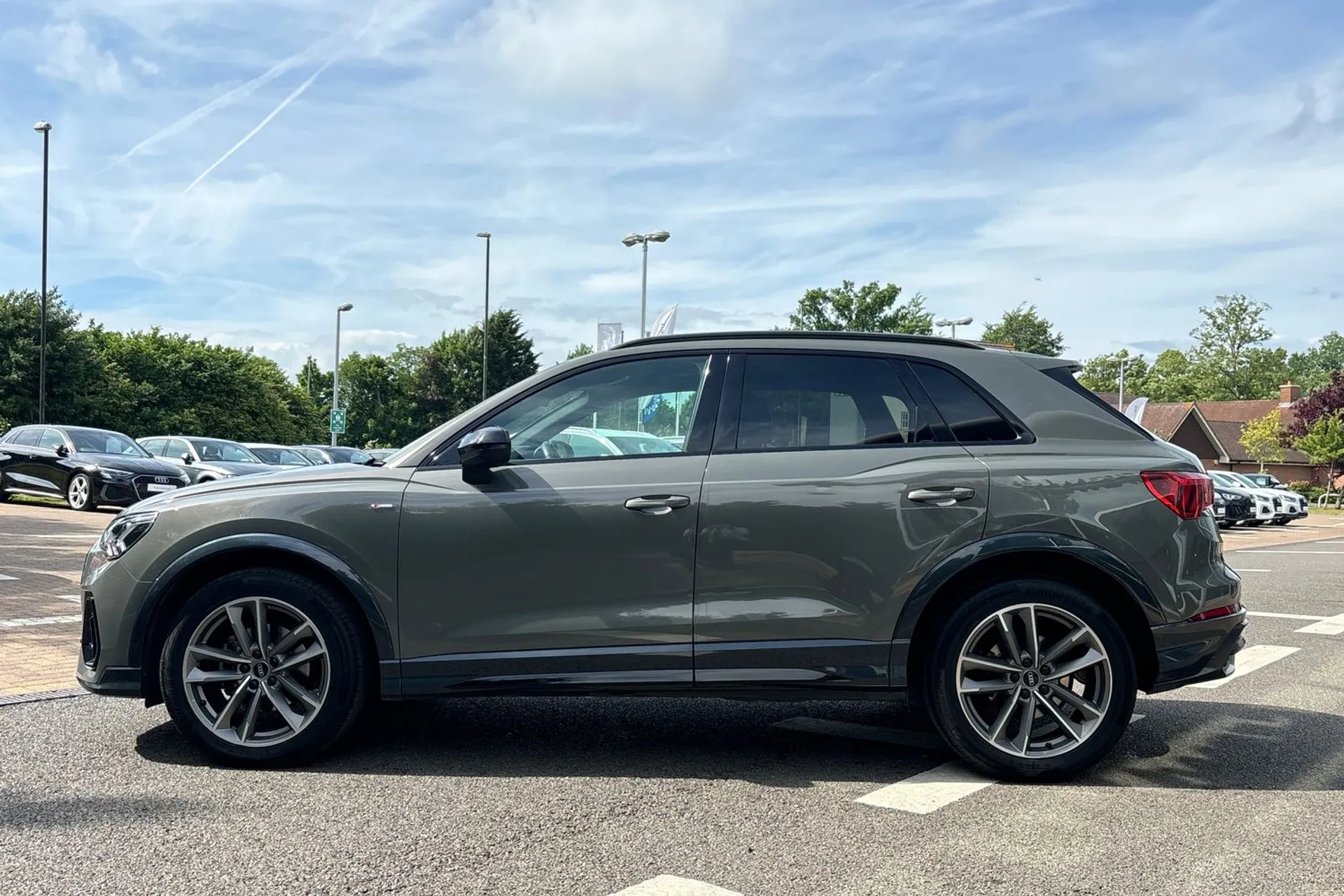 Audi Q3 thumbnail image number 9